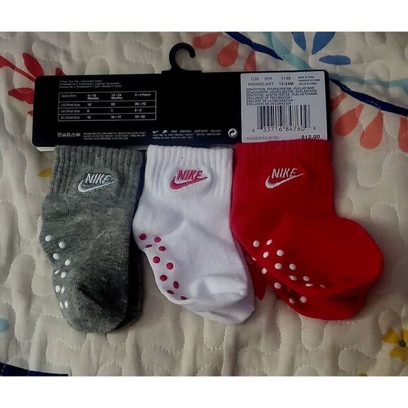 NEW WITH TAGS NIKE INFANT SOCKS SET - Picture 1 of 2